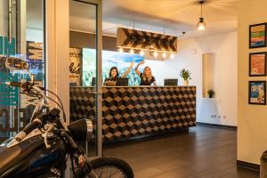 Due donne sedute al bancone in un ristorante di St Christopher's Inn Vienna a Vienna