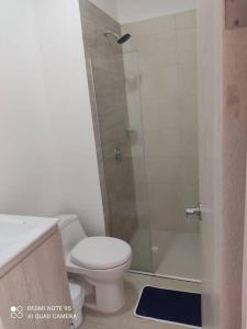 a bathroom with a shower and a toilet and a sink at Magnifico apartamento con vista y salida al mar in Santa Marta