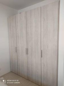 a closet with four wooden cabinets in a room at Magnifico apartamento con vista y salida al mar in Santa Marta