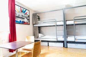 Ein Etagenbett oder Etagenbetten in einem Zimmer der Unterkunft St Christopher's Vienna