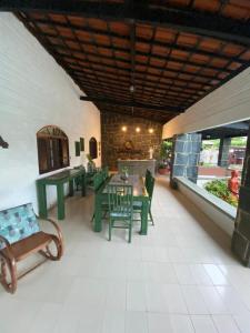 patio ze stołem i krzesłami w budynku w obiekcie Ampla casa de 3 quartos com piscina w mieście Porto de Galinhas