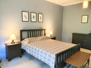 - une chambre avec un lit, deux commodes et deux lampes dans l'établissement Lewella House Kandy, à Kandy