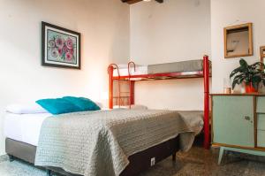 een slaapkamer met een bed en een stapelbed bij Trotamundos hostel Salta in Salta