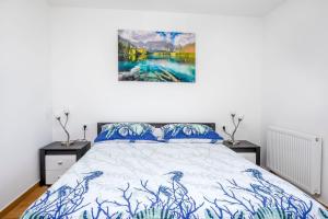 Un dormitorio con una cama con un cuadro en la pared. en Apartments Mario, en Brodarica