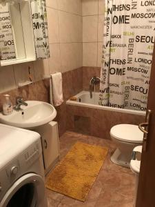 ein Badezimmer mit einem Waschbecken, einem WC und einer Waschmaschine in der Unterkunft Apartment Alice in Pakoštane