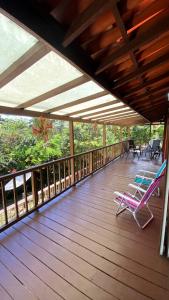 eine Terrasse mit 2 Stühlen und einem Kronleuchter in der Unterkunft Condomínio Eco Resort Lençóis in Barreirinhas