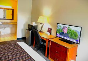 TV tai viihdekeskus majoituspaikassa Skyway Inn - Seatac