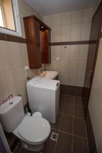 Koupelna v ubytování Parea Kalamitsi + 31 fotografií