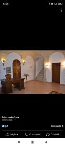 een foto van een kamer met een bureau en een trap bij beb Palazzo del Conte in Castelluccio Valmaggiore