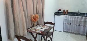 una cocina con una mesa con un jarrón de flores. en ROUTE 333, en Miguel Pereira