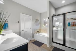Kylpyhuone majoituspaikassa Central, New & Modern: Your space away from home!!