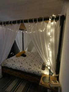 - une chambre avec un lit à baldaquin et des lumières dans l'établissement Appartement rénové 50m2 à 2 pas du port et plage!, à La Grande Motte