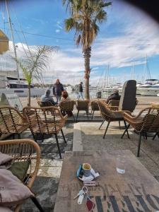 Posedenie v ubytovaní Appartement de 50m2 à 2 pas du port et plage!