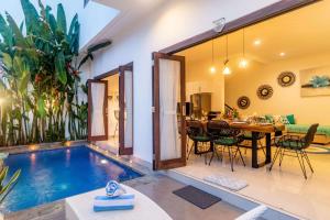 ein Haus mit einem Pool im Wohnzimmer in der Unterkunft Villa Alhena in Canggu