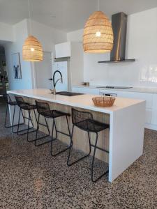 A cozinha ou cozinha compacta de Cheeky Emu Spacious Family Accommodation Halls Gap