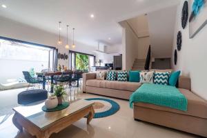 ein Wohnzimmer mit einer Couch und einem Tisch in der Unterkunft Villa Alhena in Canggu