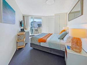 um quarto com uma cama e vista para uma varanda em Seaside Stays Marcoola Private studio 2515 em Marcoola