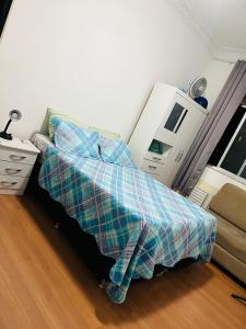 1 dormitorio con 1 cama con manta y vestidor en Rua Bolivar, nº 154, Copacabana - Apartamento para Temporada, perto da Praia, en Río de Janeiro