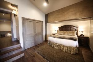מיטה או מיטות בחדר ב-Deer Valley Two Bedroom Loft Suite with Easy Access to all Park City has to Offer condo