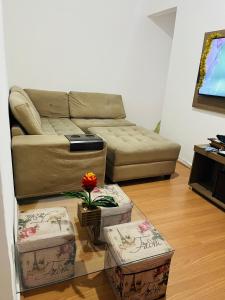 sala de estar con sofá y 2 reposapiés en Rua Bolivar, nº 154, Copacabana - Apartamento para Temporada, perto da Praia, en Río de Janeiro