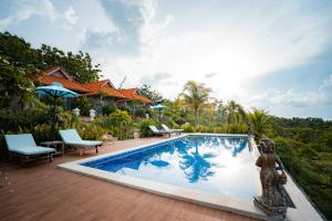 a swimming pool at a villa with a resort at Gara Gara Sea View in Nusa Penida