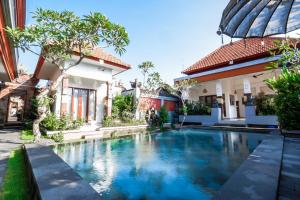 乌布The Gria Unique Ubud的房屋前的游泳池