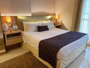 a bedroom with a large bed in a hotel room at Flat Cullinan ao lado do Brasília Shopping B03 in Brasilia