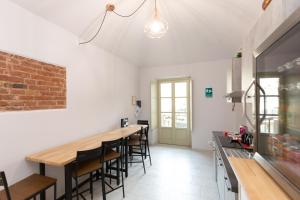 una cocina con barra y un bar con taburetes en B&B Torino Arcuri, en Turín