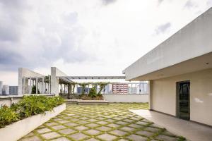 vistas a un edificio con patio en Stunning urban view at Vista Heights Legarda en Manila