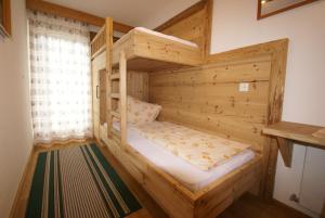 Postel nebo postele na pokoji v ubytování Ferienwohnung Bergheim + 37 fotografií