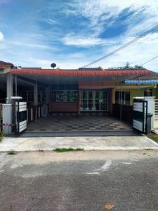 a building with a parking lot in front of it at Rahman Homestay Pantai Johor - ISLAM SAHAJA in Alor Setar