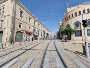 uma rua vazia com linhas de comboio numa cidade em Jaffa 17 - urban loft em Jerusalém