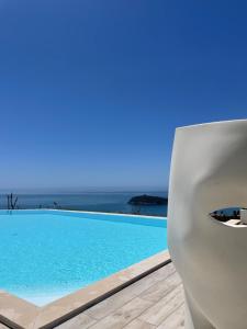 Bassenget på eller i nærheten av Luxury villa Blue&Blanc piscina a sfioro isola