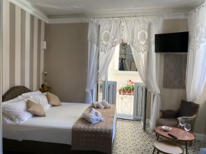 Un dormitorio con una cama grande y una ventana en The world suite, en Tropea