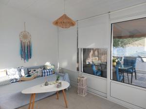 - un salon avec un canapé et une table dans l'établissement Vitamin Sea house, à Panayía