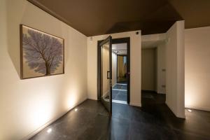 a hallway with a mirror and a painting on the wall at Le Stanze del Lago Villa Seta in Como