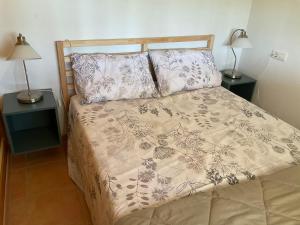 A bed or beds in a room at LA ANTIGUA CASA DEL ASTRONOMO Casa Rural