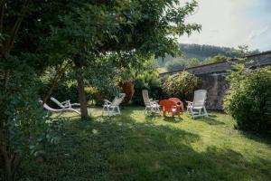 a group of chairs and a table in a yard at Chambre Folle Avoine in Brié-et-Angonnes