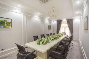 Shaxzoda Elite Hotel في سمرقند: قاعة المؤتمرات مع طاولة وكراسي طويلة