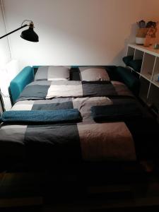 een groot bed in een kamer met ainylinylinylinyl bij Studio cosy aux portes de Bordeaux et Saint Emilion in Yvrac
