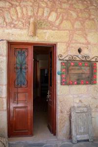 una entrada a una casa con puerta de madera en Michael Apartment, en Agios Andreas - Mesenia