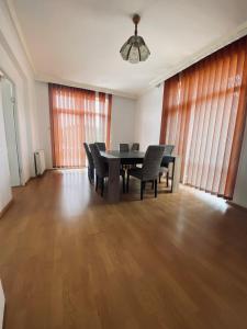 a dining room with a table and chairs at Vila Hubert in Baile Felix