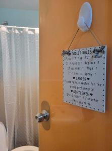 un cartello sulla porta di un bagno con servizi igienici di Tisa labangon condo a Labangon