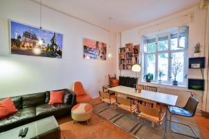 Uma TV ou centro de entretenimento em Kiez Hostel Berlin