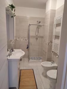 y baño con ducha, lavabo y aseo. en Midway House Italy, en Sant'Egidio del Monte Albino