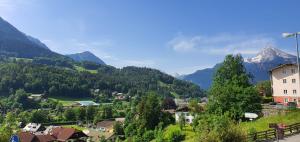 una ciudad en un valle con montañas en el fondo en Ferienwohnung da Salvatore, en Berchtesgaden