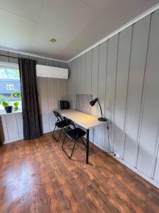 pusty pokój z biurkiem z lampką w obiekcie Dalen i Telemark holiday home with garden w mieście Dalen