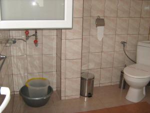 ソゾポルにあるApartment Nevenaのバスルーム(トイレ、ゴミ箱付)