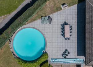 una vista sul tetto di una grande piscina di Luxueuse et spacieuse villa avec sauna et piscine a Malmedy