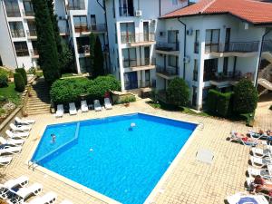 an overhead view of a swimming pool in front of a building at La terrace Sea view in Sveti Vlas